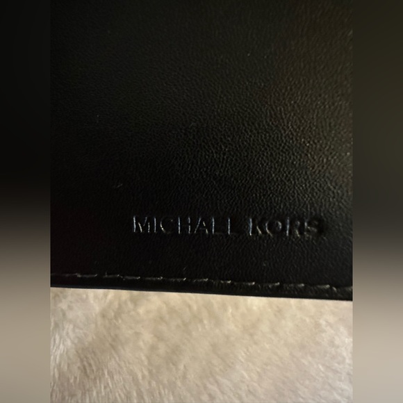 ๐ Michael Kors slim bifold wallet - Picture 5 of 8